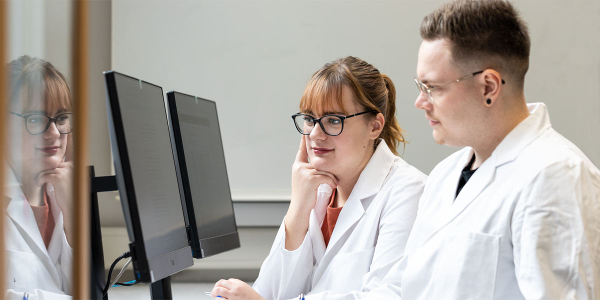 Studierende betrachten Bildschirm