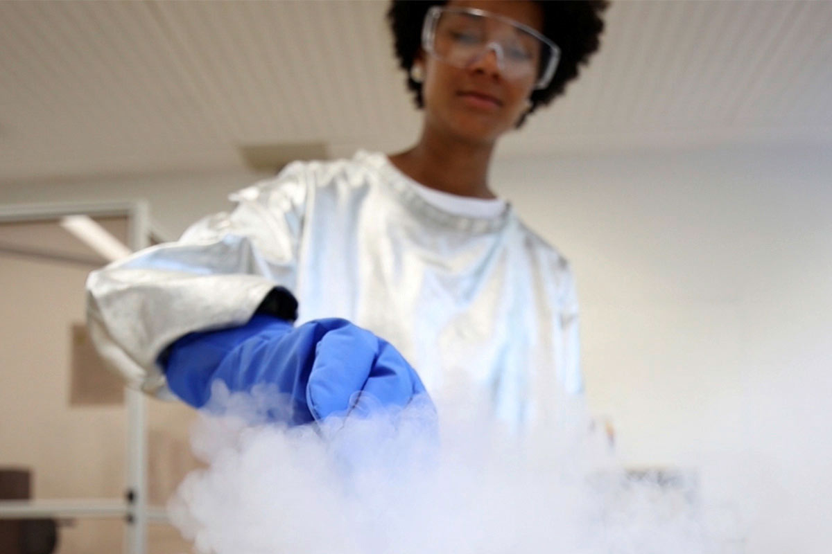 Studentin im Labor